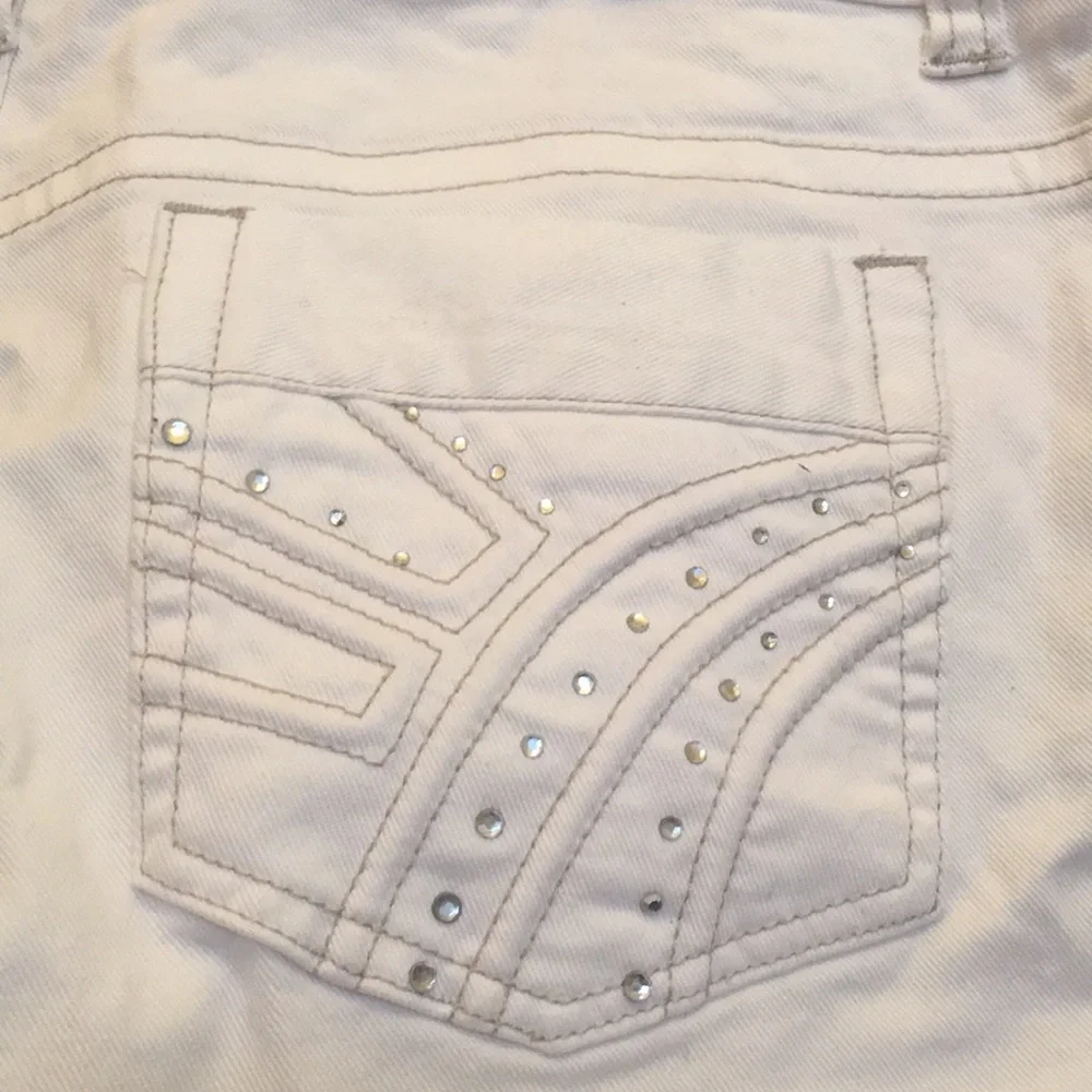 NWT BACCINNI Embellished Knee Length 5 Pocket White Denim Shorts
